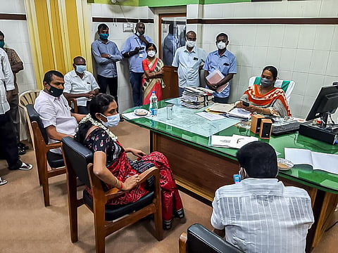 Karur MP Jothimani along with Aravakurichi MLA Senthil Balaji staging an in-house agitation against the municipal commissioner for not utilizing MP development funds. (Photo | EPS/Aravind Raj)