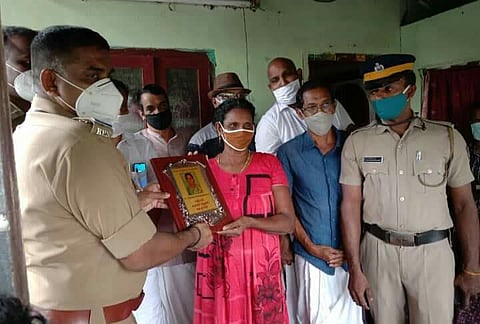 Mary, who is a daily wager, hid a Rs 100 note in a food packet collected by Kudumbasree for the flood- and COVID-hit distressed people of Chellanam. (Photo | EPS)