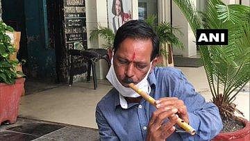 Kanchan, a flute seller from Chandigarh (Photo | ANI)