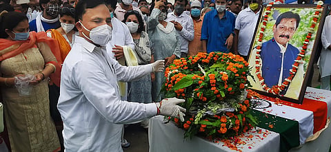 eople pay tribute to former cricketer and Uttar Pradesh Cabinet Minister Chetan Chauhan during his funeral in Hapur. (Photo | PTI)