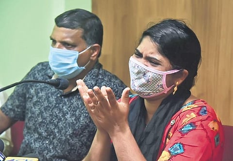 Sheebamol, wife of Mathai, who died while under the custody of Forest officials at Chittar, breaks down into tears while addressing media in Pathanamthitta on Saturday | Shaji Vettipuram