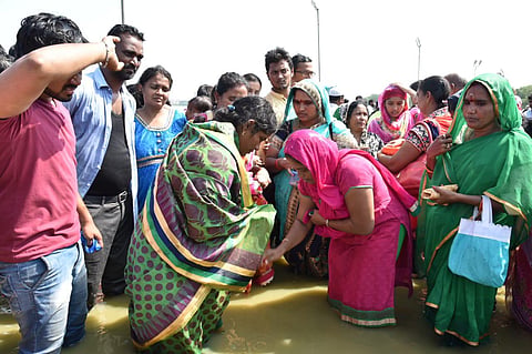People exchanging rotis at the Barashaheed Dargah