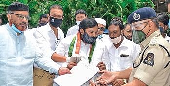 Congress leaders lodge complaint at  Saifabad police station on Tuesday.