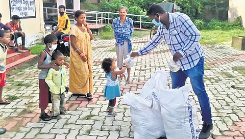 Dry food being given to people at a flood relief centre in Sambalpur city. (Photo | EPS)