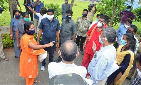 A woman complains about lack of  proper facilities at VIMS to the hospital authorities in Vizag on Monday. (Photo | EPS)