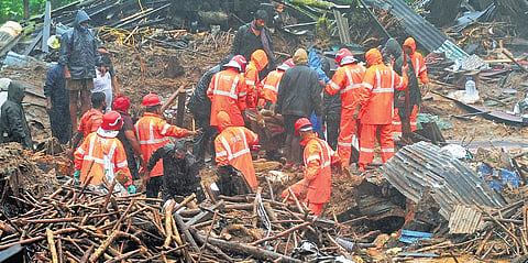 Fire and Rescue Services personnel recover bodies from the landslide spot at Pettimudi in Rajamala in Idukki. (PHOTO | SHIYAMI, EPS)