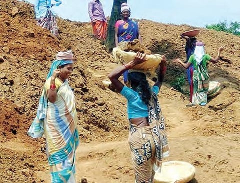 In 2022–23, Gujarat deleted 5.59 lakh workers while adding only 3.20 lakh, resulting in a net loss. 