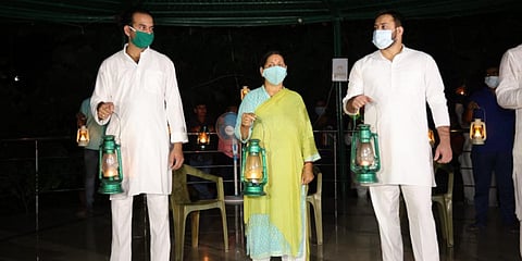 Ex- Bihar CM Rabri Devi along with her two sons - Tej Pratap (L) and Tejashwi (R) - burnt lanterns to protest against unemployment crisis. (Photo| EPS)