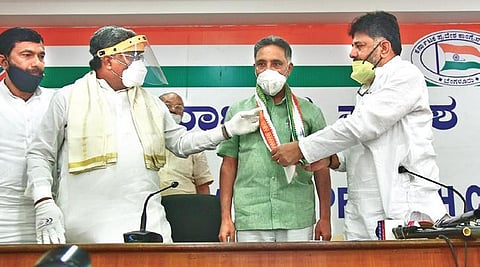 Former MLC Ramesh Babu joins the Congress in the presence of KPCC president  D K Shivakumar and CLP leader Siddaramaiah on Saturday (Photo | Vinod Kumar T, EPS)