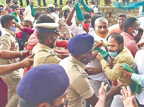 Police and protesting farmers jostle at Freedom Park on Tuesday | Vinod Kumar T