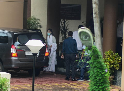 Bollywood actress Rhea Chakraborty arrives at DRDO guesthouse for questioning by CBI team in late actor Sushant Singh Rajput's death case at Santacruz East in Mumbai. (File | PTI)