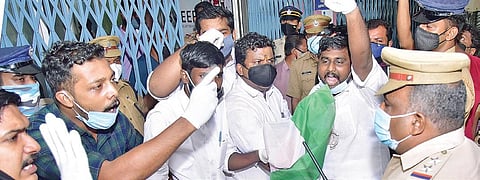 Youth Congress activists led by district president M G Kannan lay siege to the DMO’s office in Pathanamthitta, as part of their protest against the alleged rape  of a Covid patient by a 108 ambulance