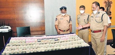 Police Commissioner Bathini Sreenivasulu displaying `1.47 crore seized  by the CTF sleuths before the media in Vijayawada on Tuesday. (Photo | EPS)