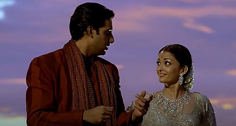 (L) Abhishek Bachchan and (R) Aishwarya Rai Bachchan in a still from 'Guru' (Photo | YouTube screengrab)