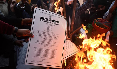 Farmer leaders burn the copies of three farm law during lohri celebrations at Singhu border. (Photo| Parveen Negi, EPS)