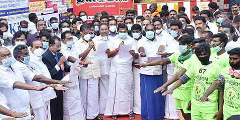 The tamers, organisers including the public took an oath for a fair play and protection of bulls preceded by district collector T Anbalagan. (Photo | EPS)