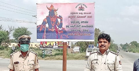 Manjunath Lingareddy (right),  stands with a colleague
