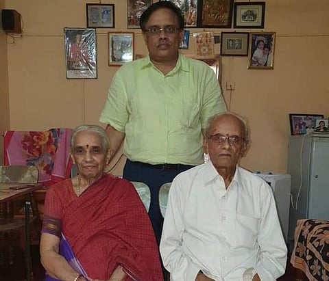 Professor TG Sitaram with his father TS Gundurao and mother Vatsala during one of his visit to Challakere. (Photo | Special Arrangement)