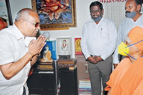 Food and Civil Supplies Minister Umesh Katti seeks blessings from Sri Siddalinga Swami at Siddaganga Mutt in Tumakuru on Friday | EXPRESS