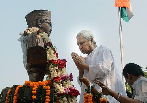 CM Naveen Patnaik paying tribute to Netaji Subhas Chandra Bose on his birth anniversary at his birthplace in Cuttack (Photo | Twitter/@Naveen_Odisha)
