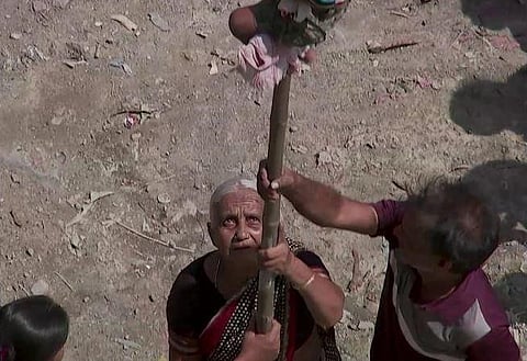 Shantabai is the short story of the eponymous 85-year-old woman, who is determined to keep alive the legacy of her Dombari community by performing street circus acts. (Photo | PIB website)