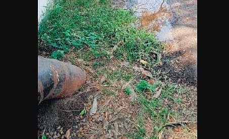 The broken pipe on Varapuzha- ]Kadamakudy Road