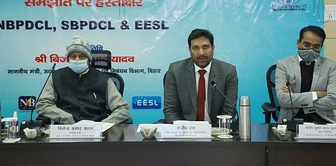 Officials with energy minister in Patna signing MOU.. (Photo | Express)