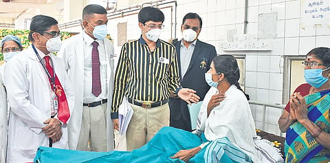 Health Secretary Dr J Radhakrishnan interacts with the patient Saraswathi and doctors at the RGGGH | Jatin R
