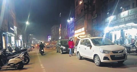 Vehicles parked haphazardly on Rourkela main road | Express
