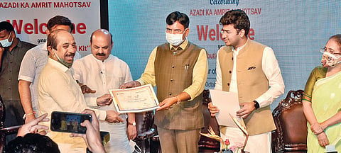 Union Health Minister Mansukh Mandaviya, CM Basavaraj Bommai, MP Tejasvi Surya and others at 'Azadi Ka Amrit Mahotsav' event. (Photo| Nagaraja Gadekal, EPS)