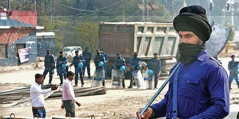 A Nihang at Singhu border where police can be seen on guard. (Photo | Shekhar Yadav, EPS)