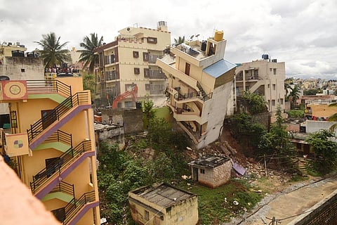 A building collapsing in Kamalanagar. (Photo | Nagaraja Gadekal)