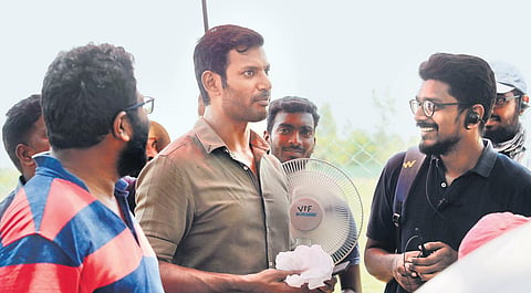Mari Valan Inigo with Vishal and PS Mithran  on the sets of Irumbu Thirai.