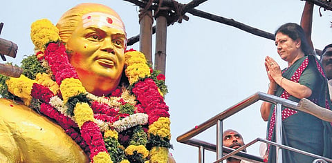 VK Sasikala pays homage to the Muthuramalinga Thevar statue in Madurai (Photo | KK Sundar, EPS)
