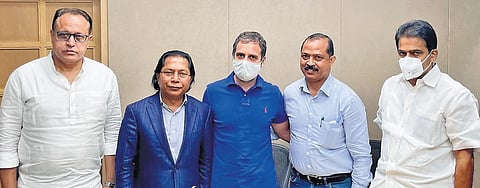 Congress leader Rahul Gandhi meets senior leader Mukal Sangma and Meghalaya PCC president Vincent Pala in New Delhi. (Photo | PTI)