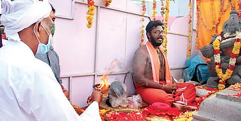 Ali Manikfan offering aarathi at the reception to Akshara Ratha Yathra in Kozhikode