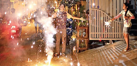 Children burst firecrackers  | ashishkrishna HP