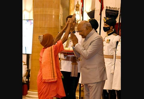 102-yr-old “Nanda sir”, who provided free education to children and adults at Jajpur, Odisha for decades, raised his hands in a gesture of blessing the President. (Photo | President of India Twitter)