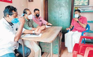 Officials holding discussion with vendors at Palayam Connemara Market.