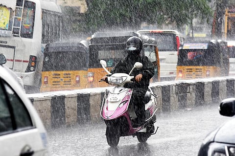 Dark clouds are already setting in over Chennai, with some areas reporting steady drizzle. A scene from Pulliyanthope in the evening. (Photo | Ashwin Prasath, EPS)