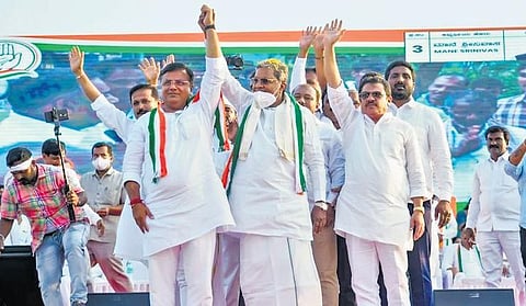 Forrmer CM Siddaramaiah and other Congress leaders campaign in Hanagal. (File photo | Express)