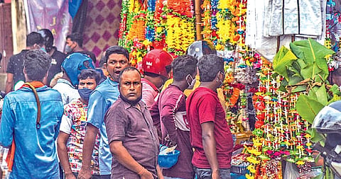 Defying the virus, people crowd a shop in Bhubaneswar (Photo | Express)