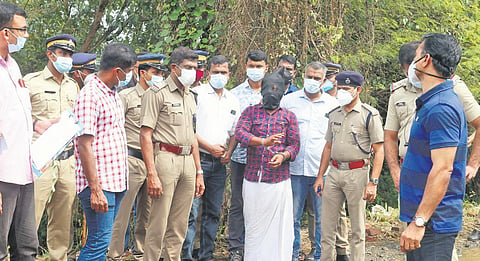 The accused explaining to the police how RSS worker Sanjith was killed when  he was brought to Mambram in Palakkad as part of evidence collection