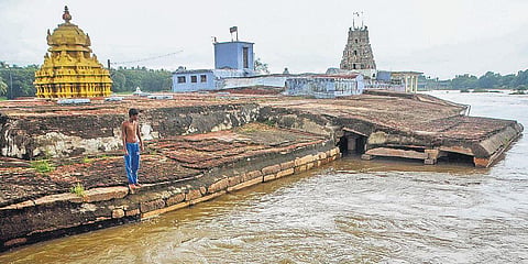A submerged Kurukkuthurai Murugan Temple in Tirunelveli as rains battered the district on Friday| V KARTHIKALAGU