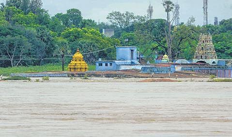a Tirunelveli temple submerged with flood water| mk ashok kumar/ v karthik alagu