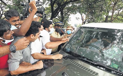 Congress workers block Joju George’s vehicle after he protested against the  blockade | Arun Angela