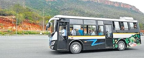 These 9-m air-conditioned buses can accommodate 35 persons. The electronically controlled air suspension ensures a comfortable ride