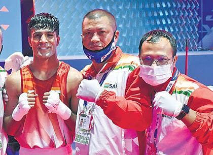 Boxing coach Narendra Rana (centre).