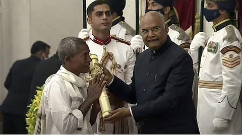 Harekala Hajabba receiving the Padma Shri from President Ram Nath Kovind