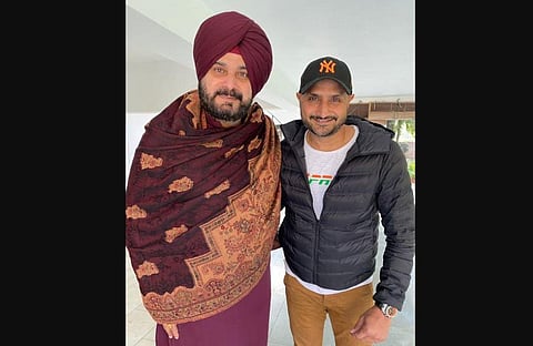 Navjot Singh Sidhu (L) and Harbhajan Singh (R)
